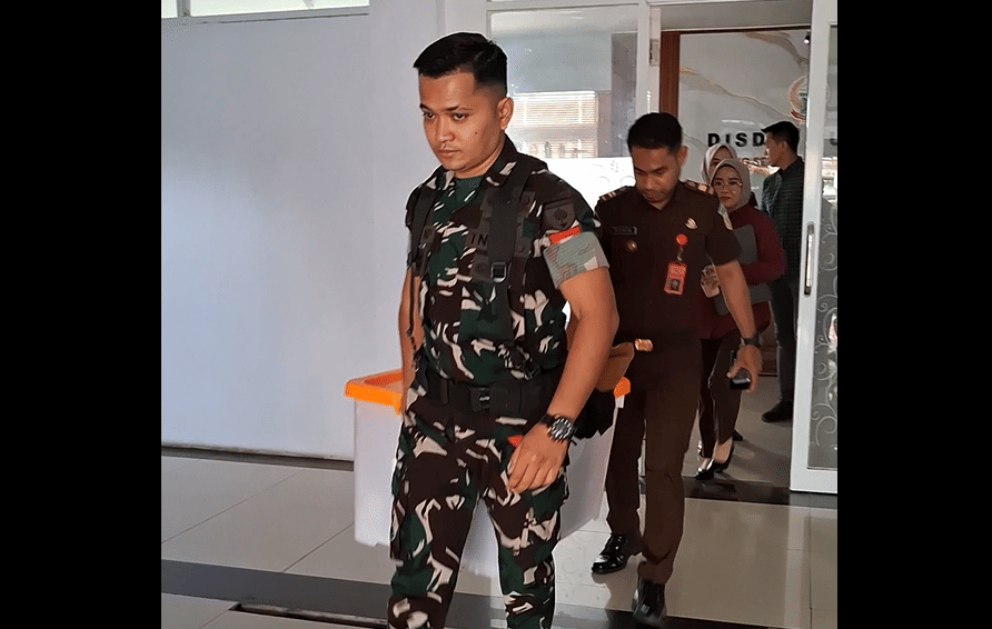 Kejati Sulsel menyita setumpuk dokumen usai penggeledahan Kantor Dinas Pendidikan Sulsel, Rabu (17/6/2026). (IDN Times/Darsil Yahya)