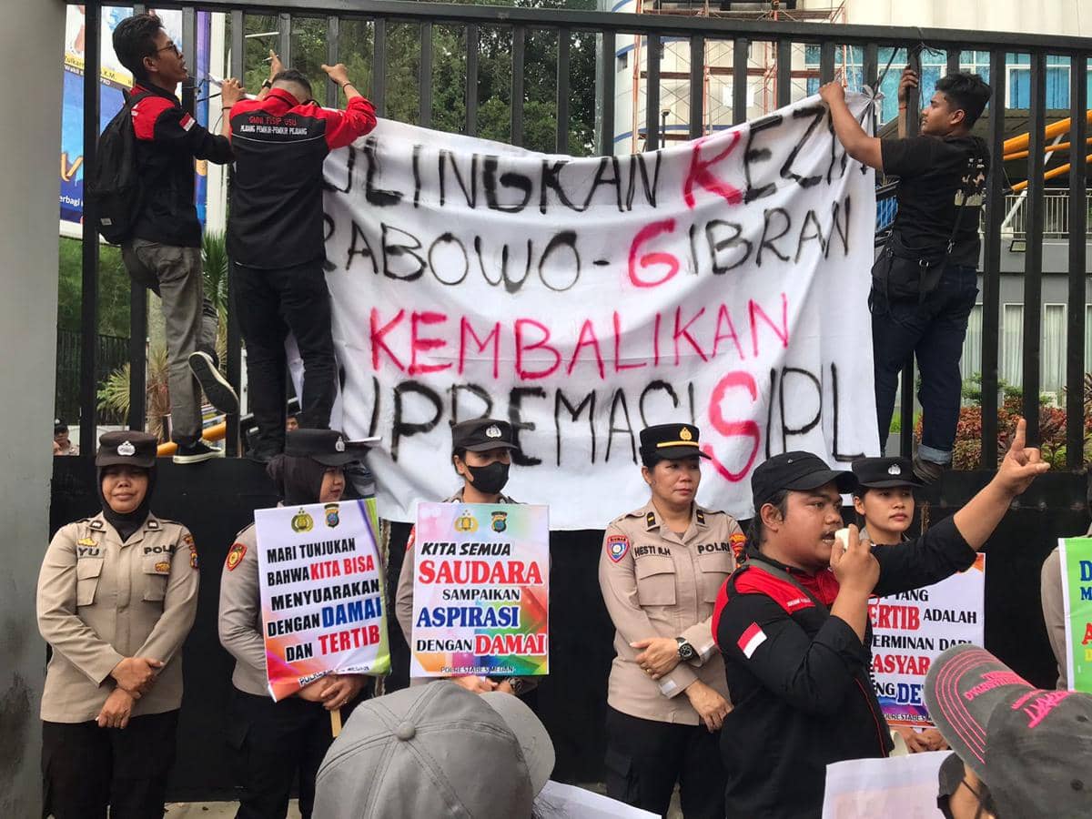 Demo ke DPRD Sumut, Massa Aksi GMNI Tuntut Gulingkan Rezim Prabowo-Gibran