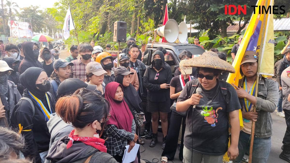 Warga Desa Sukajaya Demo Kantor Bupati Bogor Minta Camat Dicopot