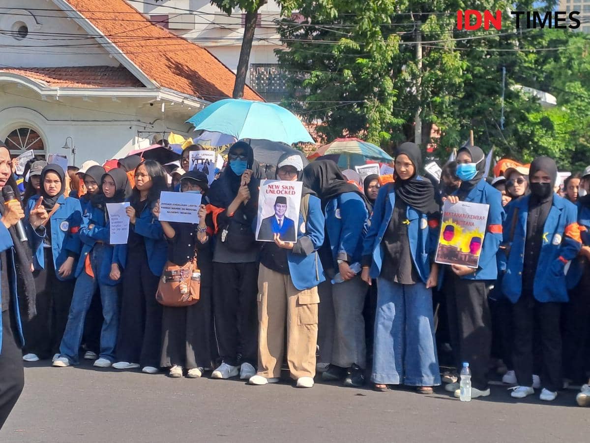 Gelombang Massa Mahasiswa Mulai Berdatangan di Grahadi