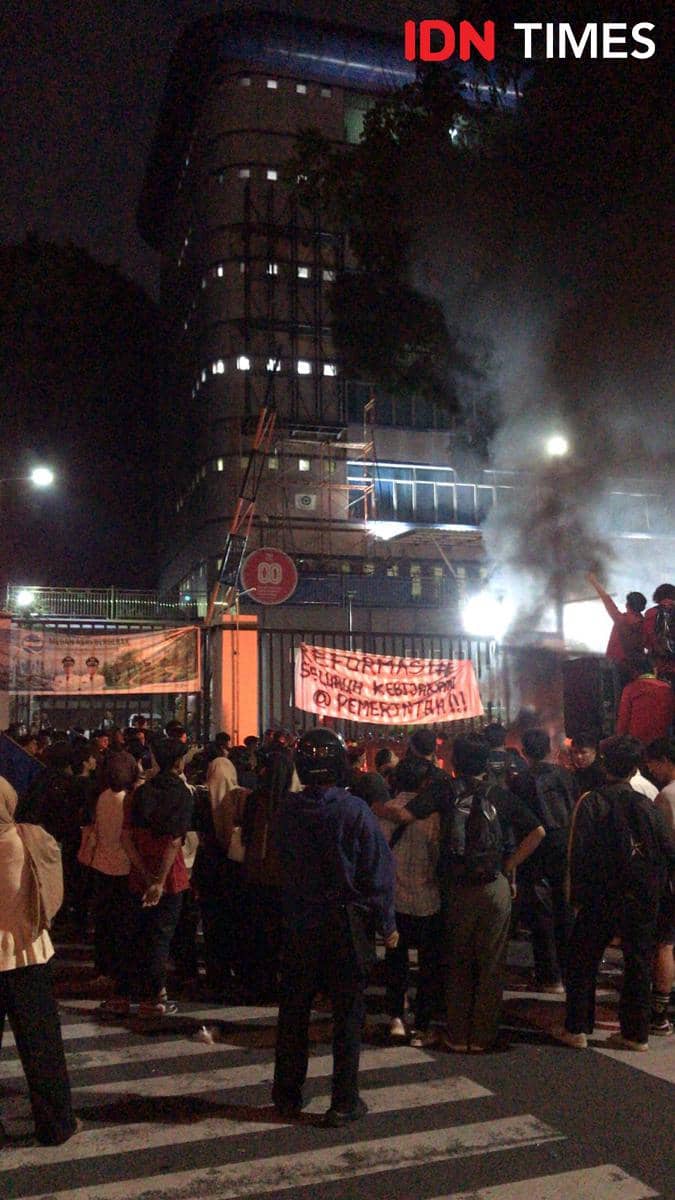 [BREAKING] Aksi Malam Hari, Mahasiswa Goyang Pagar DPRD Medan