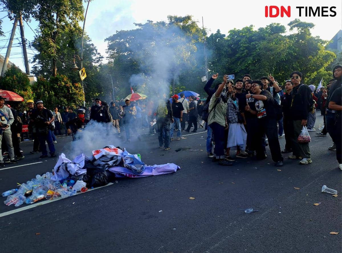 Massa Aksi Mahasiswa Surabaya di Grahadi Berangsur Pulang
