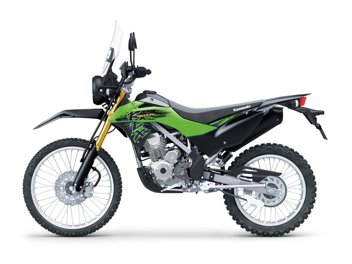 Motor trail Kawasaki berwarna hijau hitam dengan desain khas motor petualang, dilengkapi suspensi tinggi dan ban off-road.