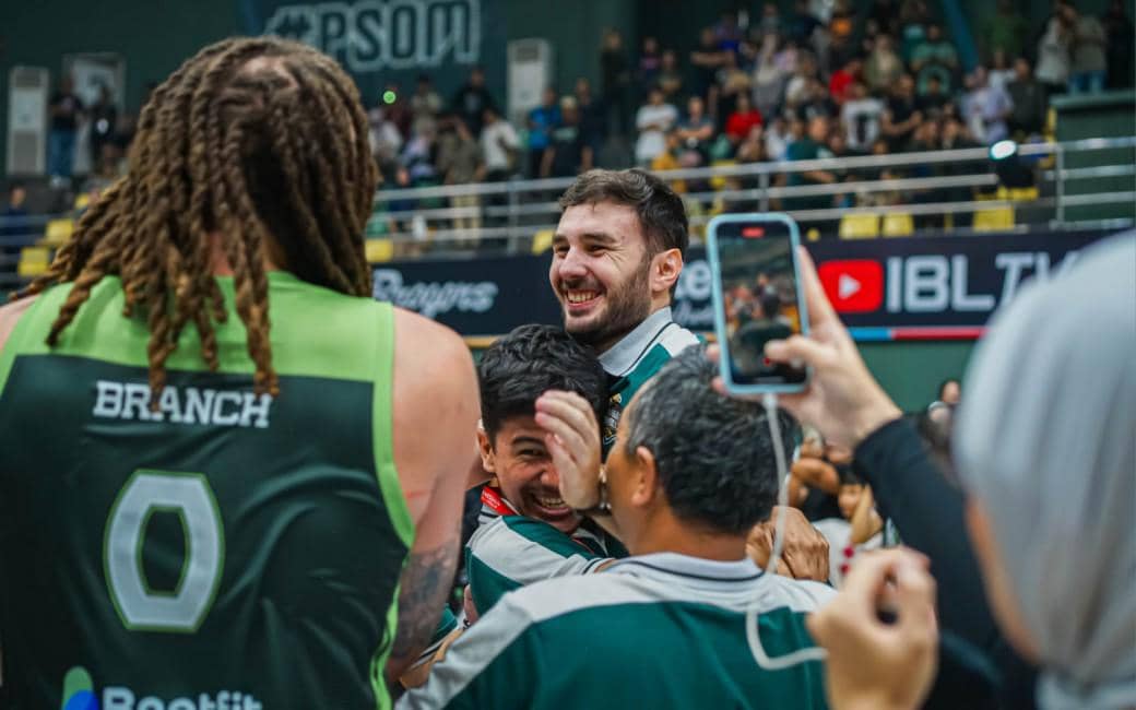 Pemain Bogor Hornbills merayakan kemenangan di lapangan basket bersama rekan setim dan staf saat pertandingan IBL 2026.