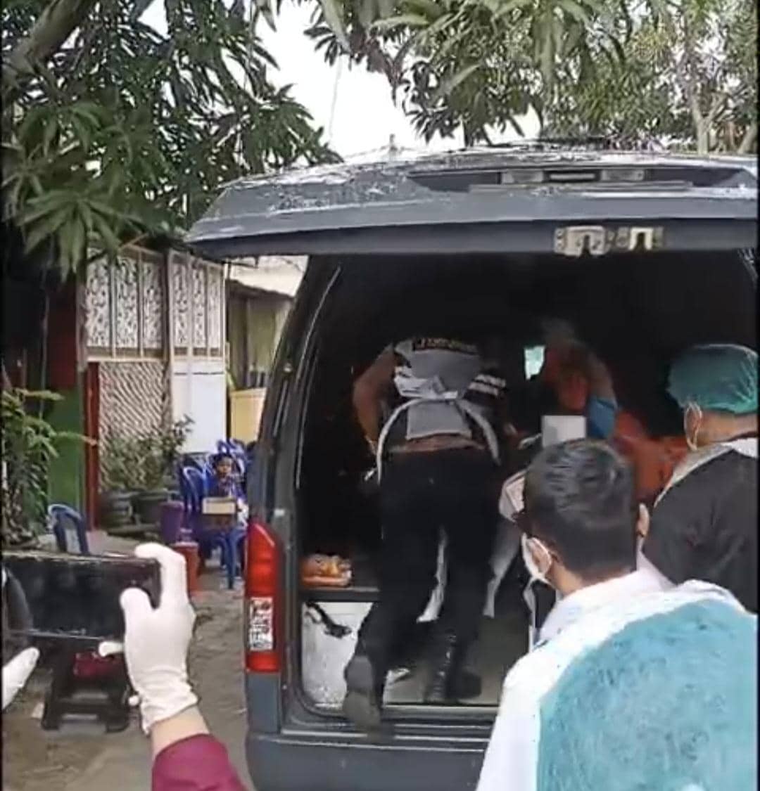 Evakuasi mayat yang ditemani istri selama seminggu (Dok. Khaerul Anwar)