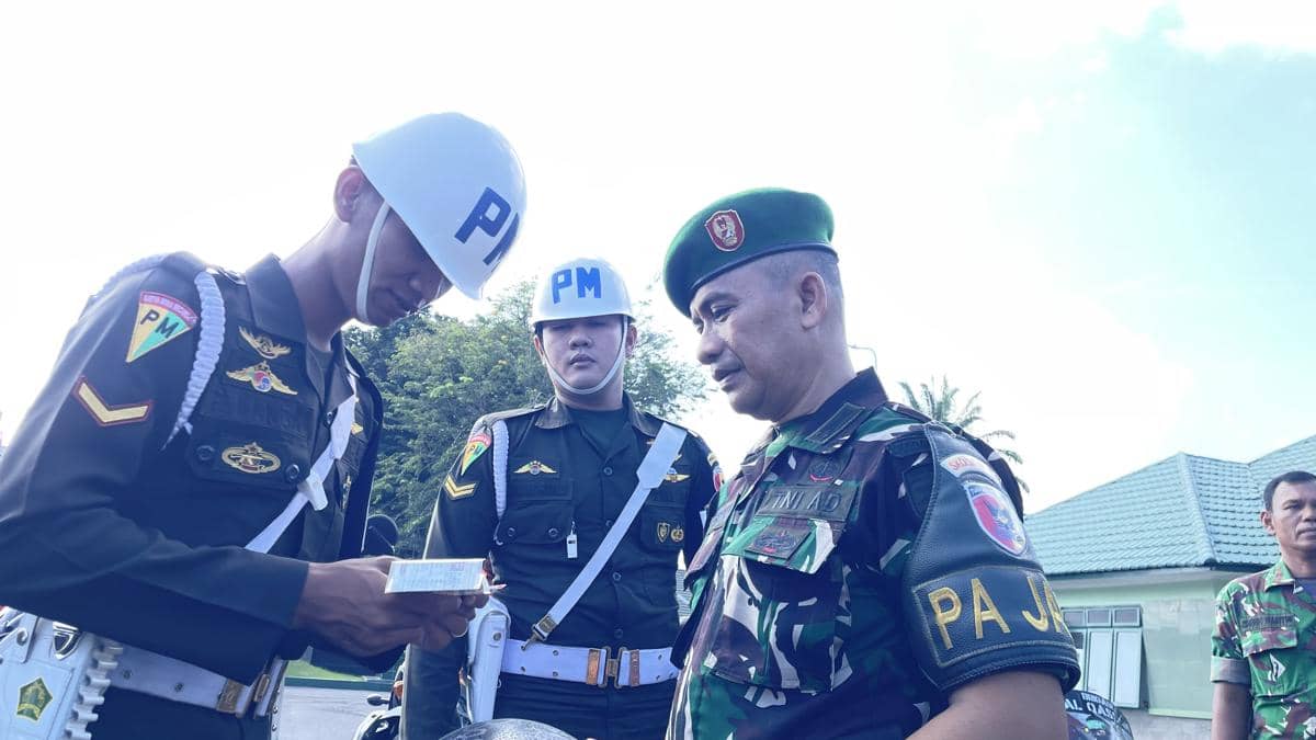 Personel POM AD melakukan pengecekan kelengkapan kendaraan personel (Foto: IDN Times/Halbert Caniago)