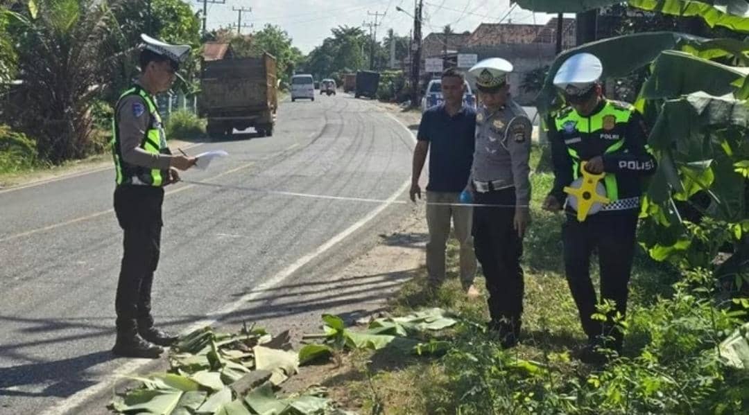 Polisi melakukan olah TKP kecelakaan di Tanjung Raja.
