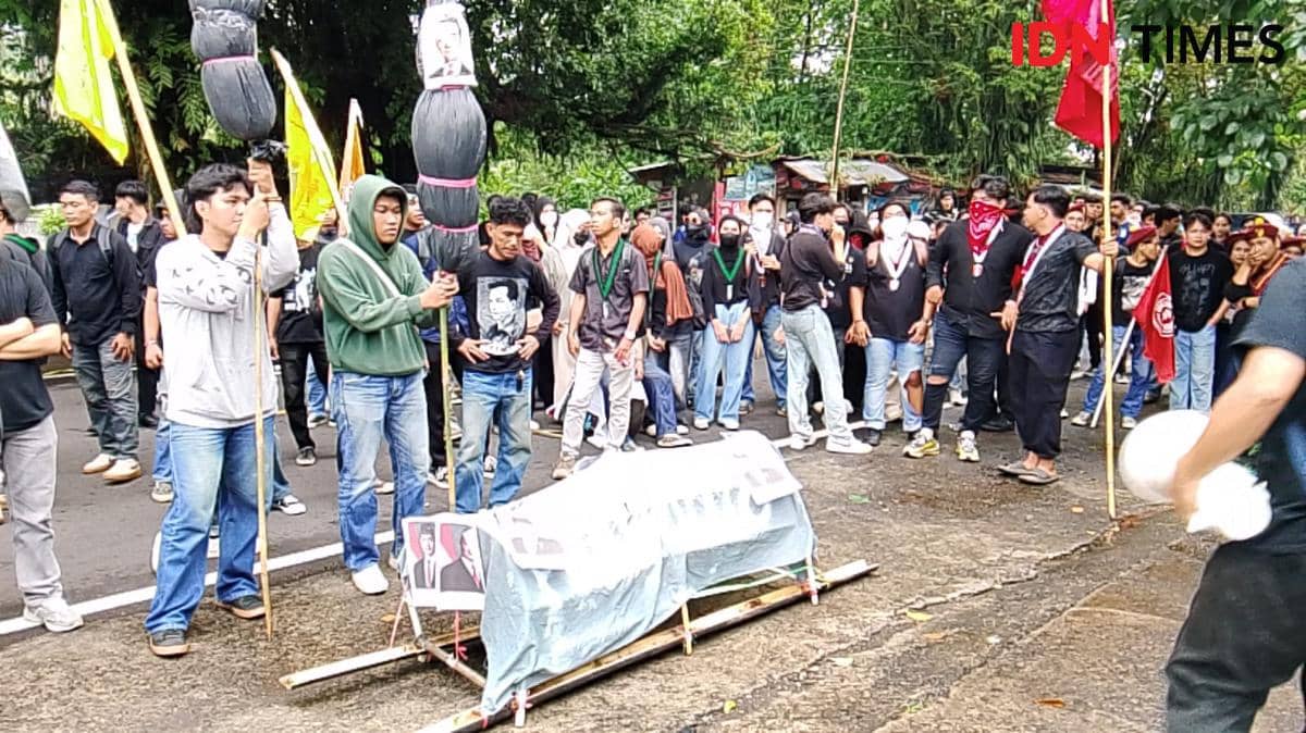 Demo di Depan Gedung DPRD Sulawesi Utara, Mahasiswa Bawa 16 Tuntutan