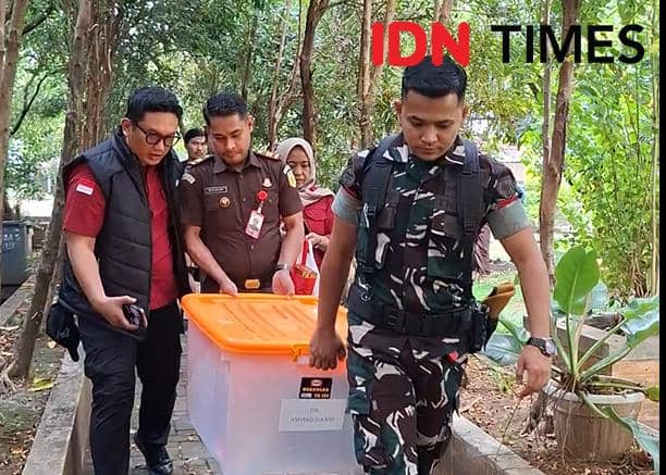 Kejati Bawa Setumpuk Dokumen usai Geledah Kantor Disdik Sulsel