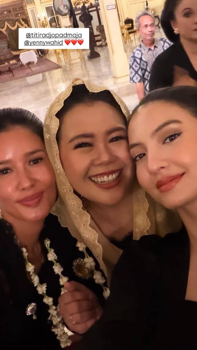 Tiga perempuan berbusana tradisional berfoto bersama di acara Kirab Pusaka Dalem Malam 1 Suro di Mangkunegaran.