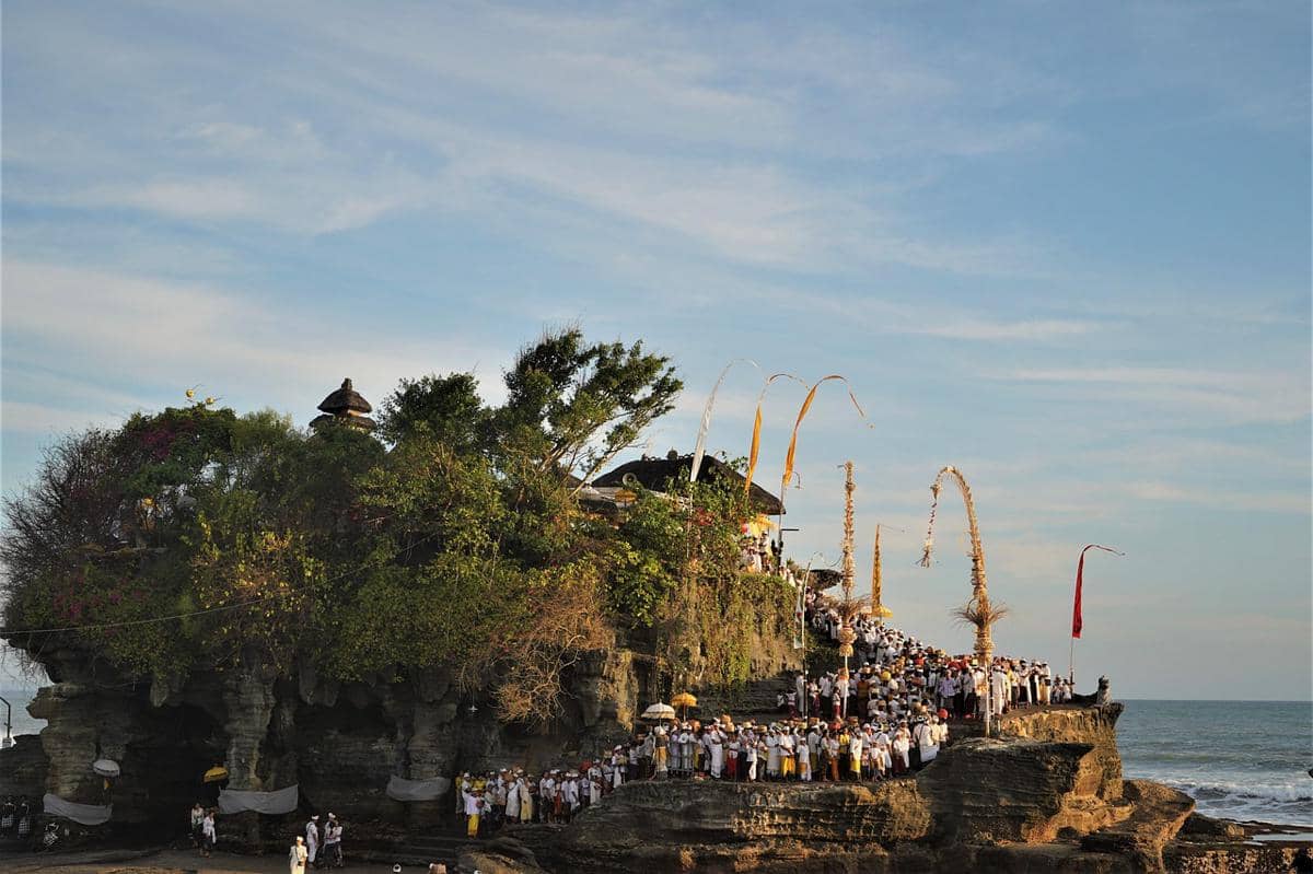 Potret suasana Galungan di Pura Tanah Lot, Tabanan