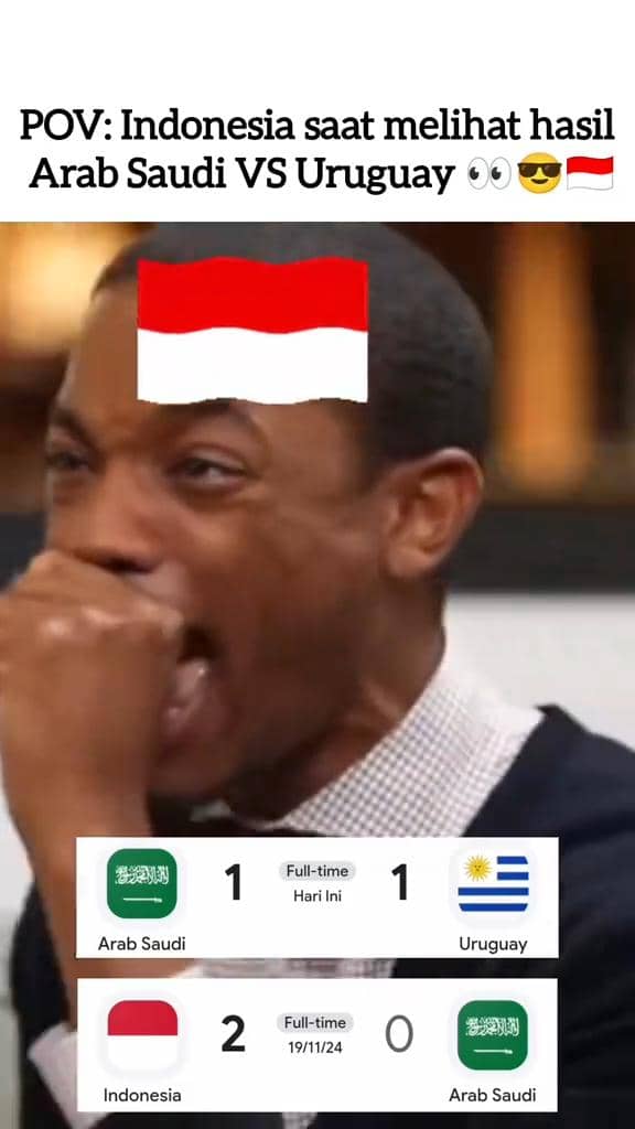 Meme lucu memperlihatkan reaksi seseorang dengan bendera Indonesia di kepala, membandingkan hasil pertandingan Arab Saudi vs Uruguay dan Indonesia vs Arab Saudi.