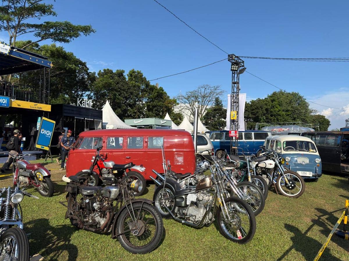 Deretan motor klasik dan mobil van retro dipamerkan di area luar ruangan dengan langit cerah di Bandung.