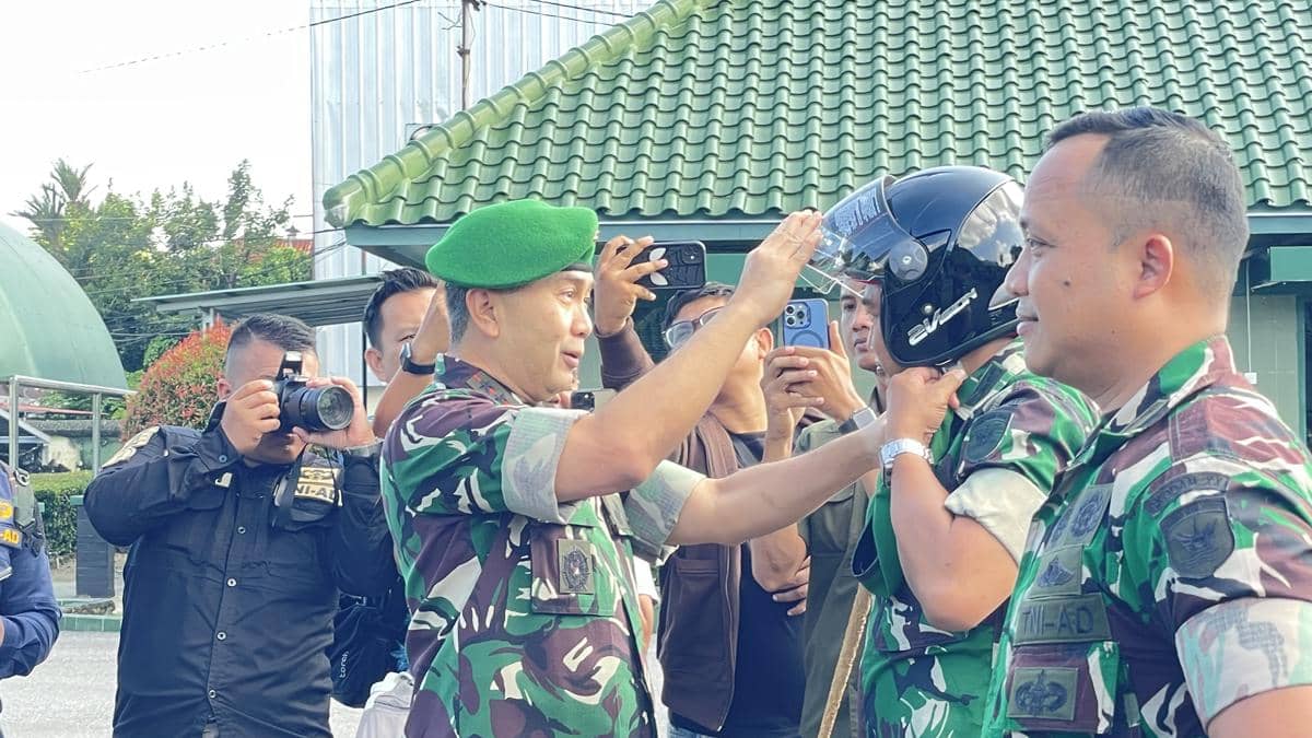 Polisi Militer Bagikan 300 Helm ke Personel Kodam XX Tuanku Imam Bonjol