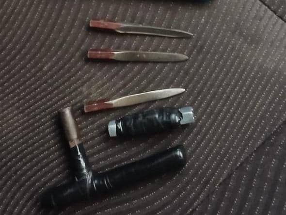 Beberapa alat bukti berupa kunci letter T dan tiga bilah besi yang digunakan dalam kasus pencurian kendaraan bermotor di Tangerang.