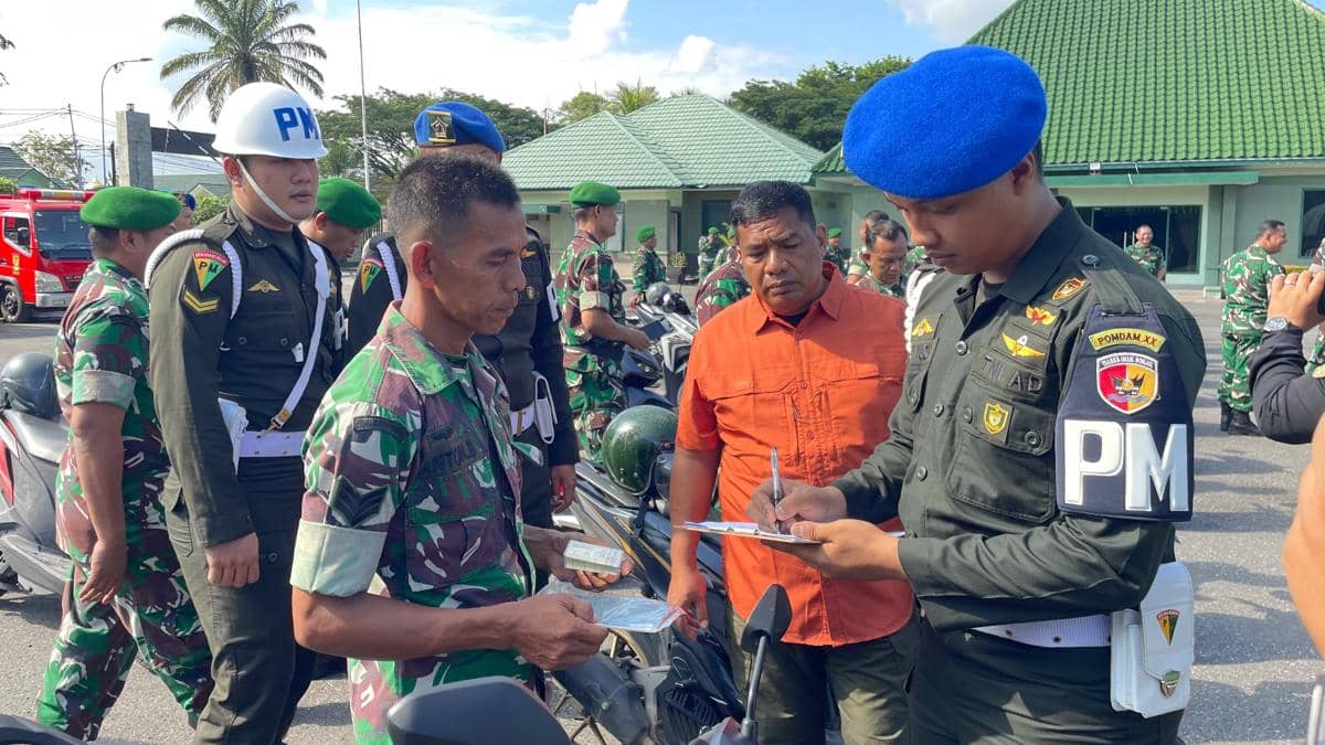 Personel POM AD melakukan pengecekan kelengkapan kendaraan personel (Foto: IDN Times/Halbert Caniago)