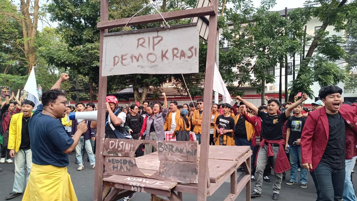 Demo Mahasiswa di Bandung Buat Teatrikal Alat Pancung Petinggi Negeri