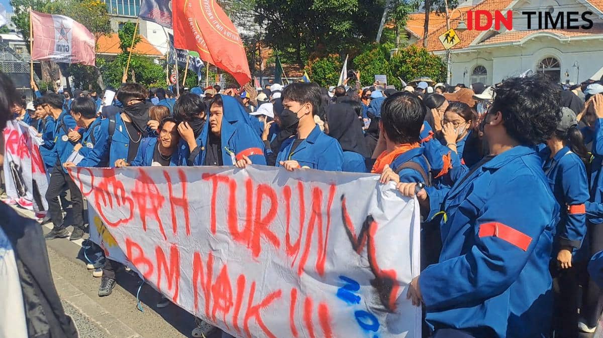 Gelombang Massa Mahasiswa Mulai Berdatangan di Grahadi