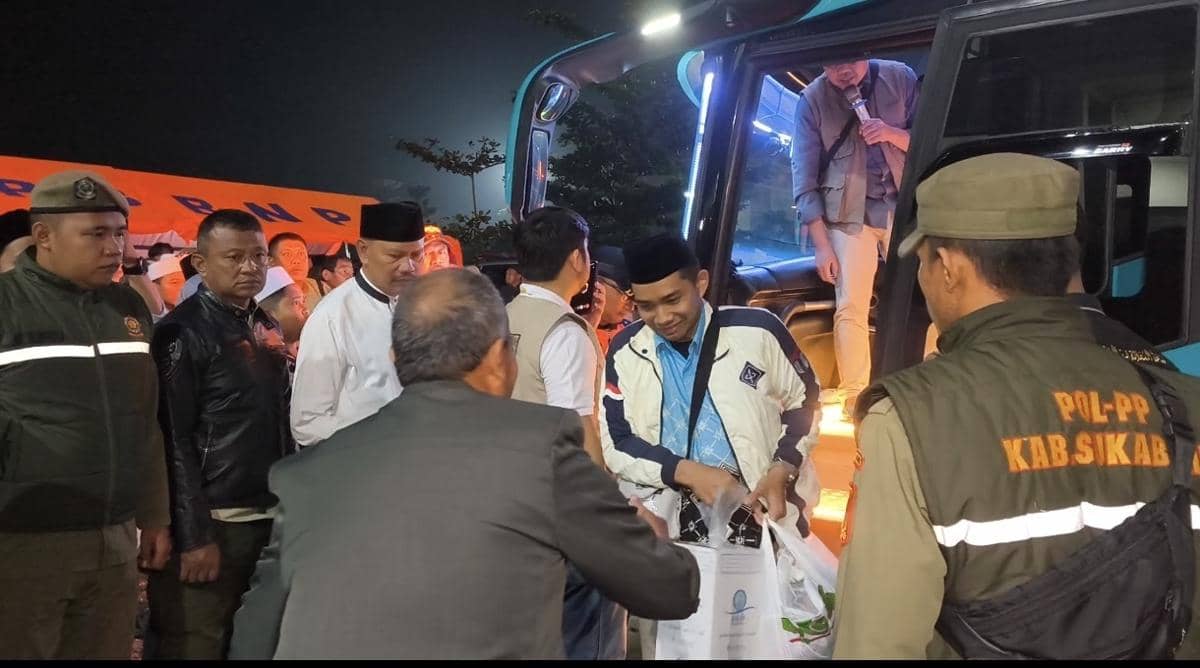 Isak Tangis Sambut Kepulangan Jemaah Haji Sukabumi, 1 Orang Wafat di Makkah