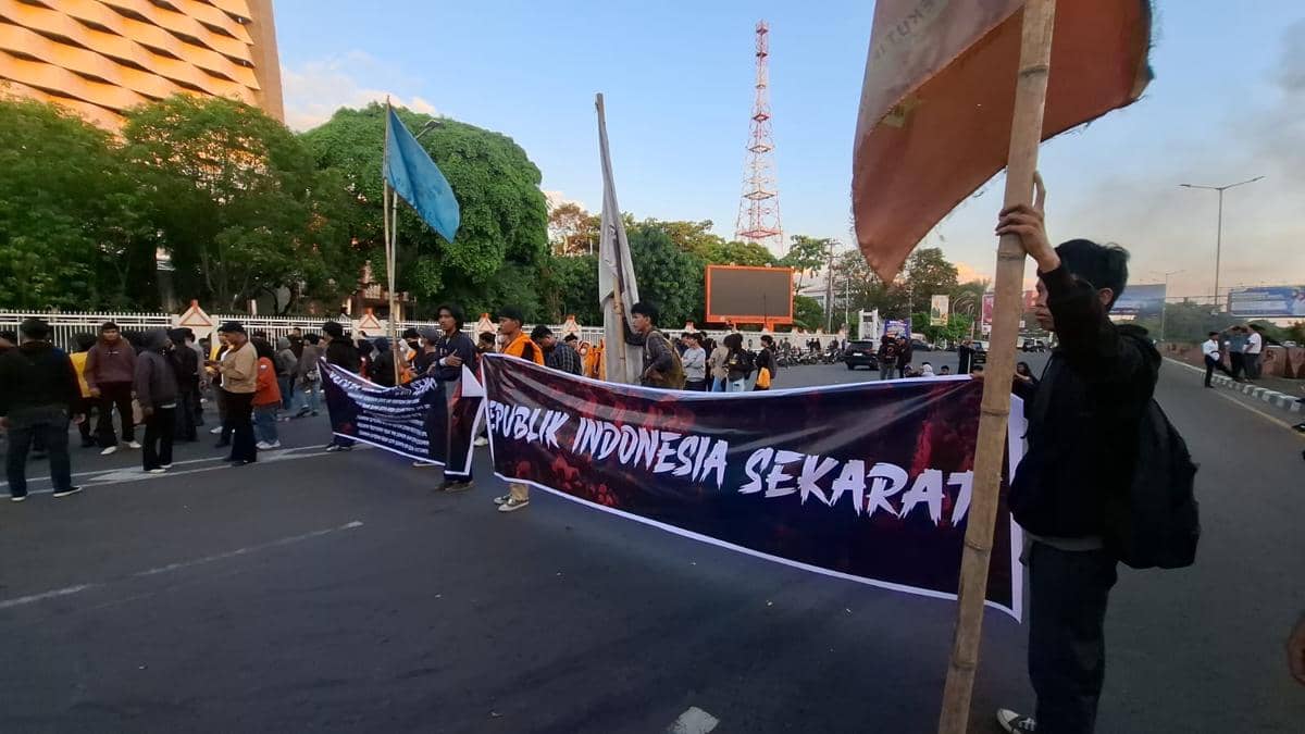 Unjuk rasa mahasiswa di depan kampus Universitas Negeri Makassar, di Jalan AP Pettarani Makassar, Rabu (17/6/2026). (IDN Times/Darsil Yahya)