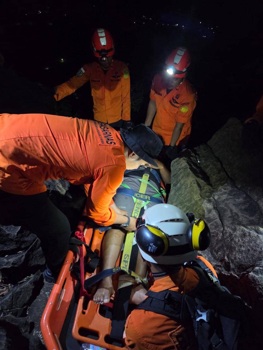 Tim SAR mengevakuasi pendaki yang mengalami patah kaki di Gunung Bulu Saukang, Kabupaten Maros, Selasa malam (16/6/2026). (dok. Basarnas Mak