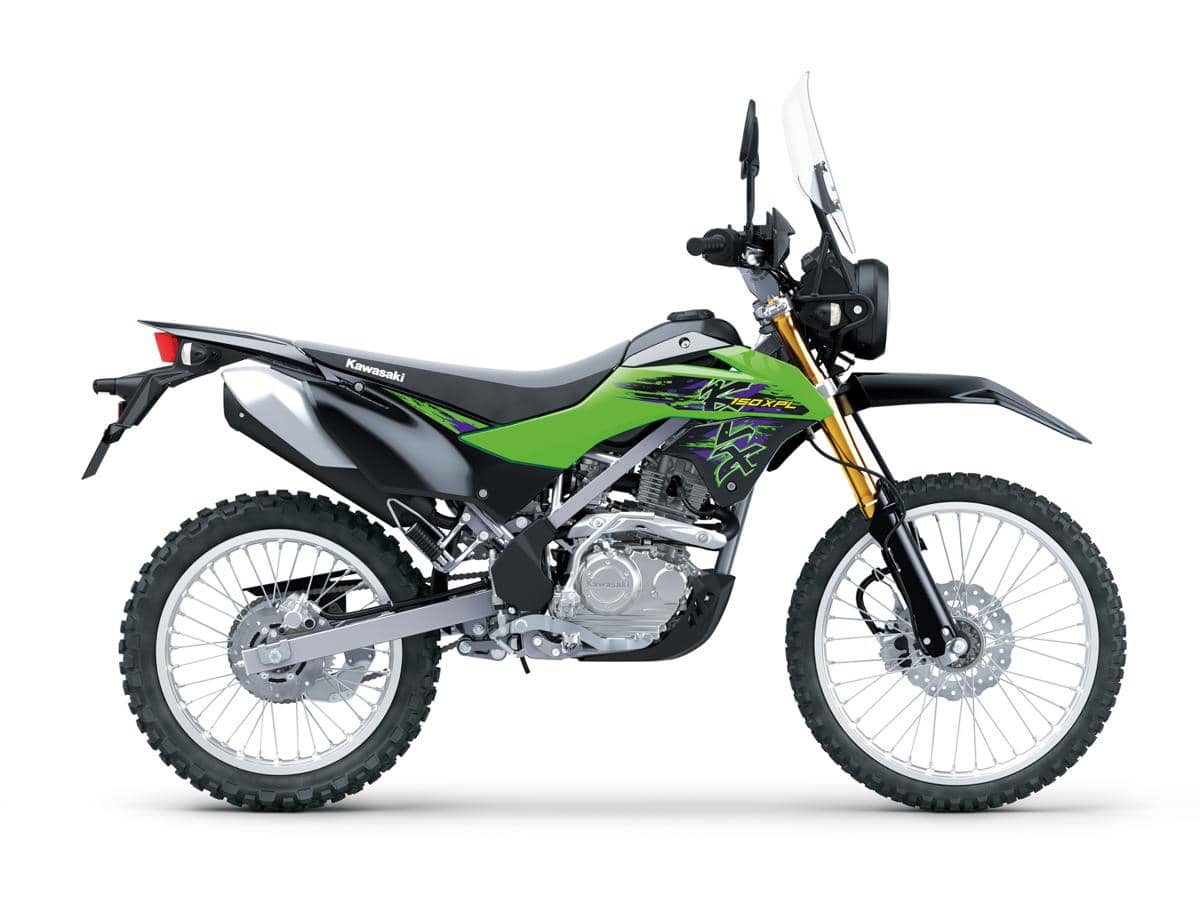 Motor trail Kawasaki berwarna hijau hitam dengan desain sporty dan suspensi tinggi, cocok untuk medan off-road.