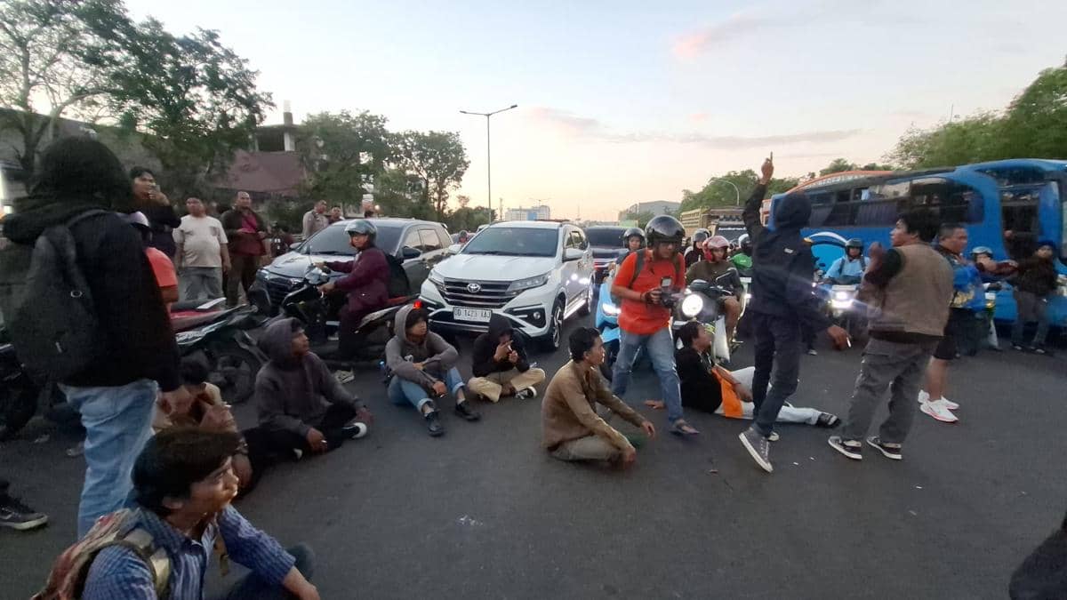 Kemacetan panjang arus lalu lintas saat unjuk rasa mahasiswa di depan kampus Universitas Negeri Makassar, di Jalan AP Pettarani Makassar, Ra