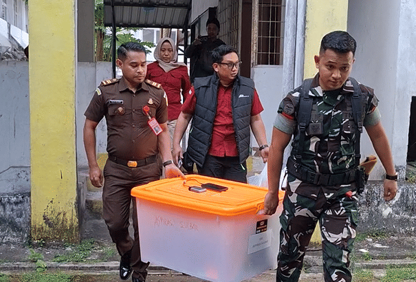 Kejati Sulsel menyita setumpuk dokumen usai penggeledahan Kantor Dinas Pendidikan Sulsel, Rabu (17/6/2026). (IDN Times/Darsil Yahya)