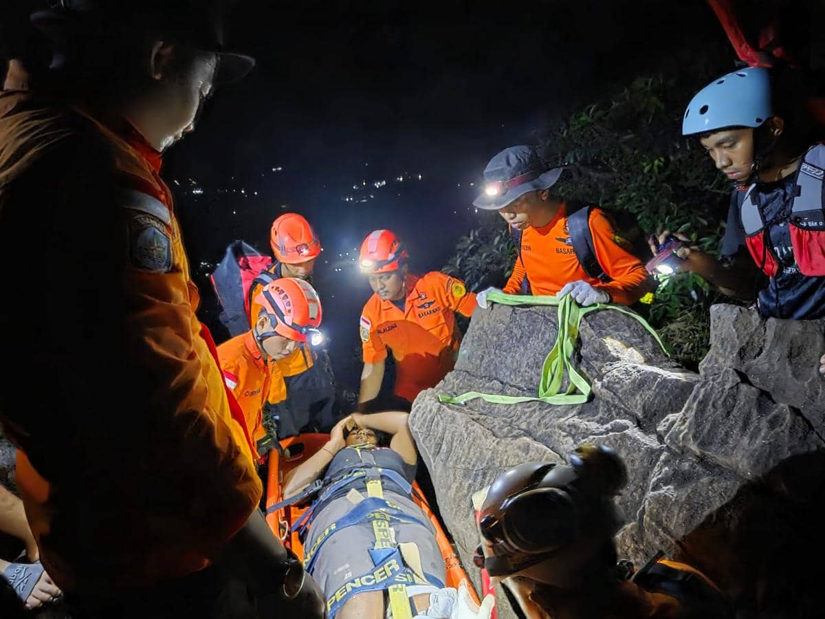 Tim SAR Evakuasi Pendaki Patah Kaki di Gunung Bulu Saukang Maros