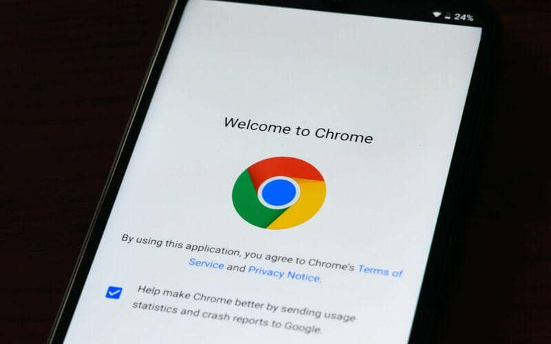 ilustrasi instalasi browser Chrome di smartphone