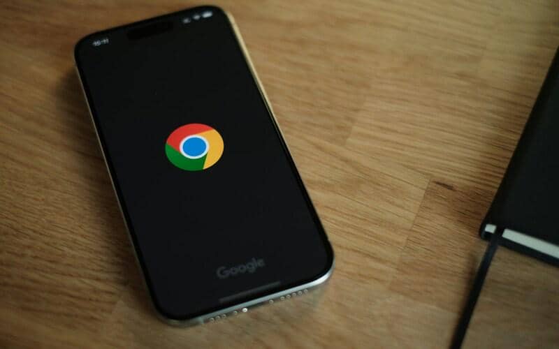 ilustrasi logo browser Google Chrome di layar HP