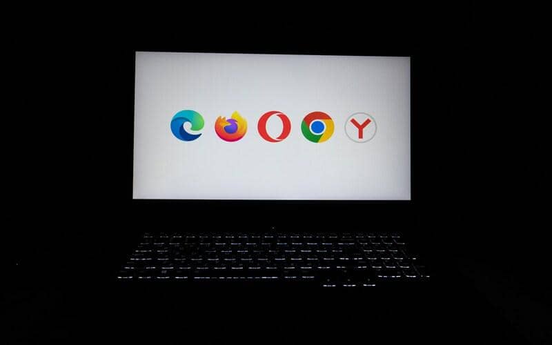ilustrasi browser Google Chrome di laptop