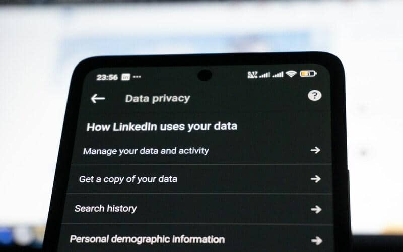 ilustrasi pengaturan privasi data di layar smartphone
