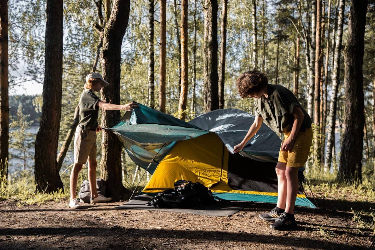 5 Tips Memasang Tali Tenda agar Kuat Menahan Angin saat Camping