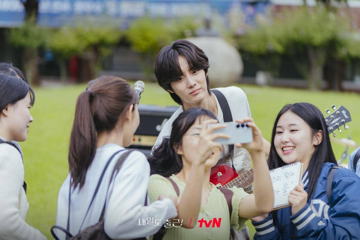 Still cut Choi Kyung Hoon di See You At Work Tomorrow!