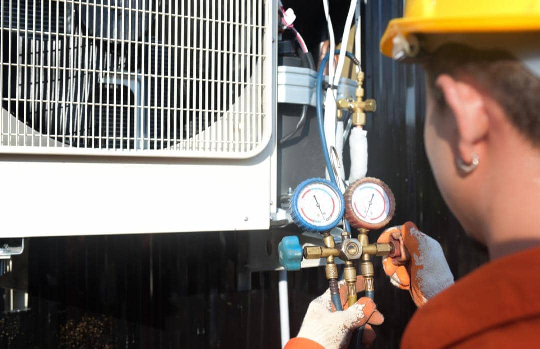 mengecek freon (vecteezy.com/somchai sanvongchaiya)