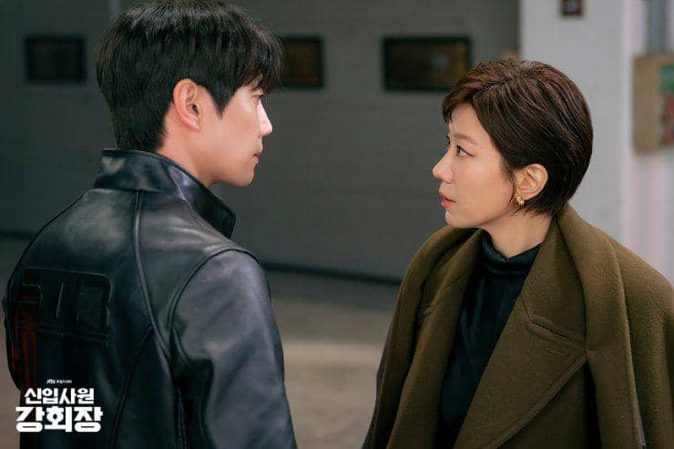Dua karakter dalam drama Reborn Rookie saling berhadapan dengan ekspresi serius di sebuah ruangan dengan pencahayaan lembut.