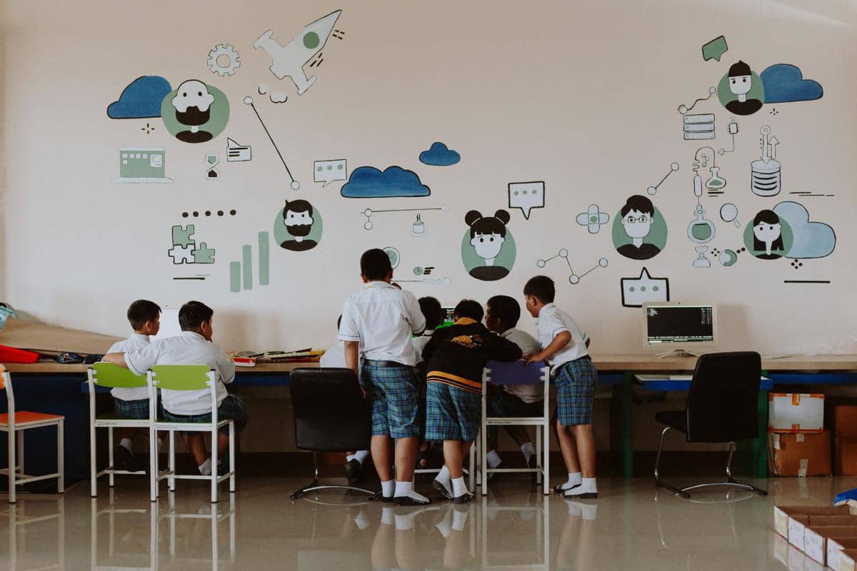 anak-anak belajar dan berdiskusi bersama dikelas