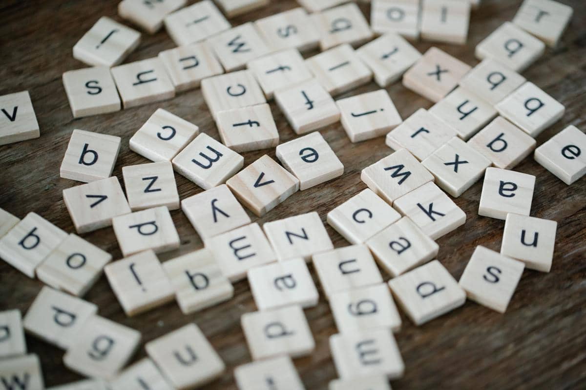 kumpulan puzzle huruf yang membentuk bahasa sehari-hari