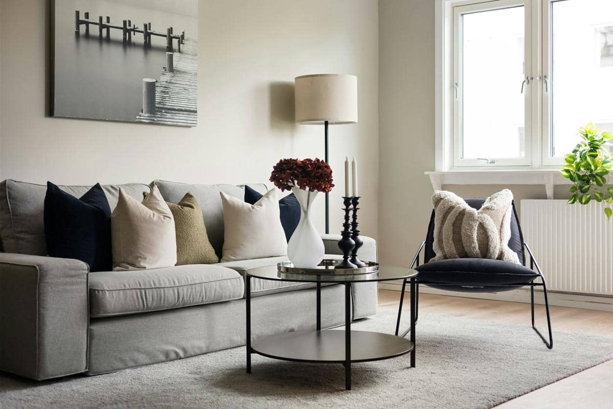 https://unsplash.com/id/foto/ruang-tamu-yang-dipenuhi-dengan-furnitur-dan-jendela-besar-s8kYolFTG2Y