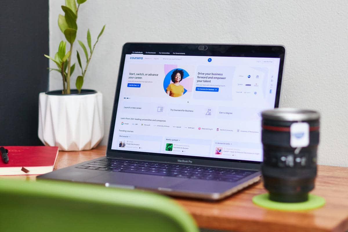 https://unsplash.com/id/foto/laptop-menampilkan-halaman-profil-dengan-tanaman-CAAFsWZT9cY