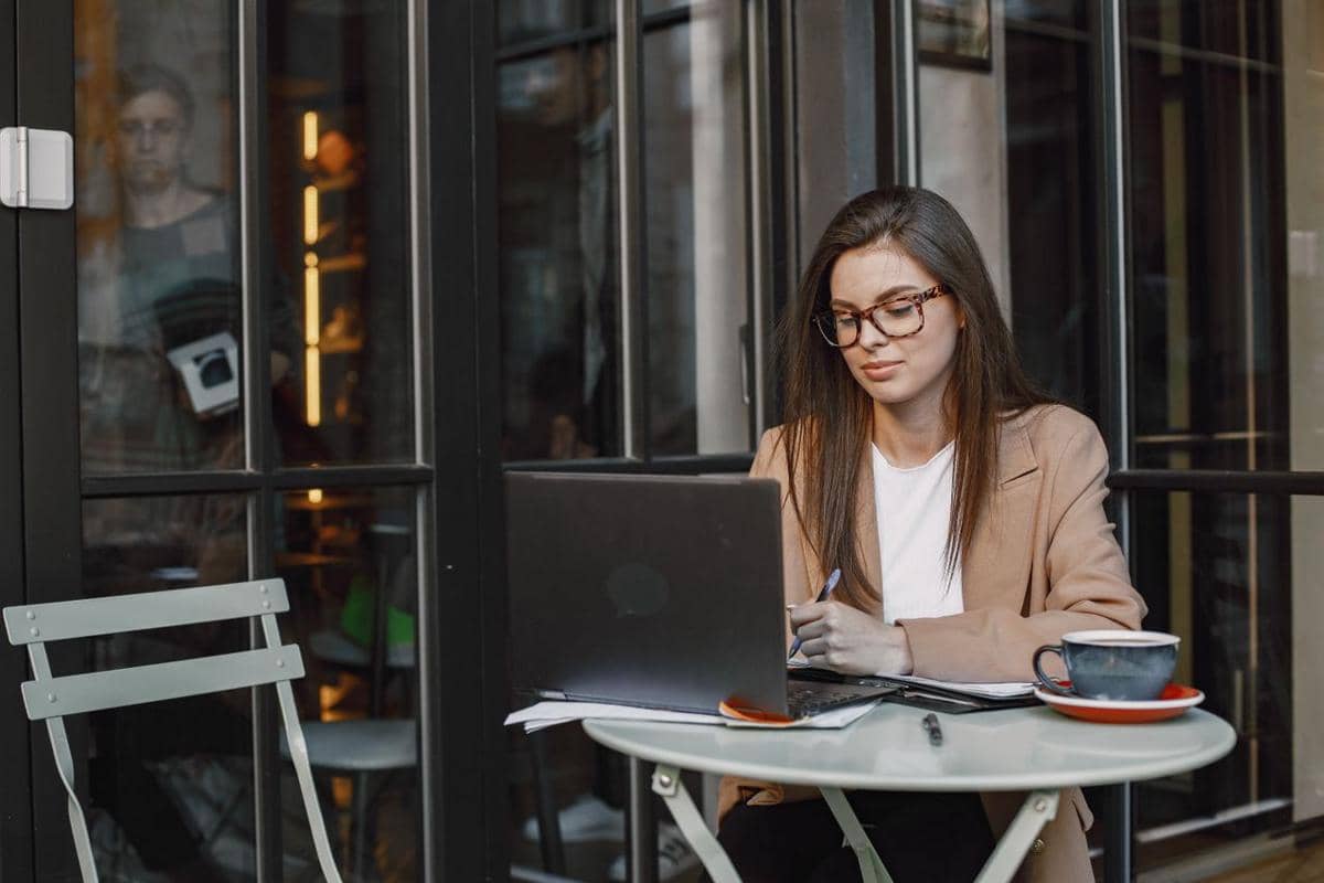 https://www.pexels.com/photo/woman-wearing-eyeglasses-sitting-in-the-coffee-shop-using-her-laptop-and-taking-notes-8770086/