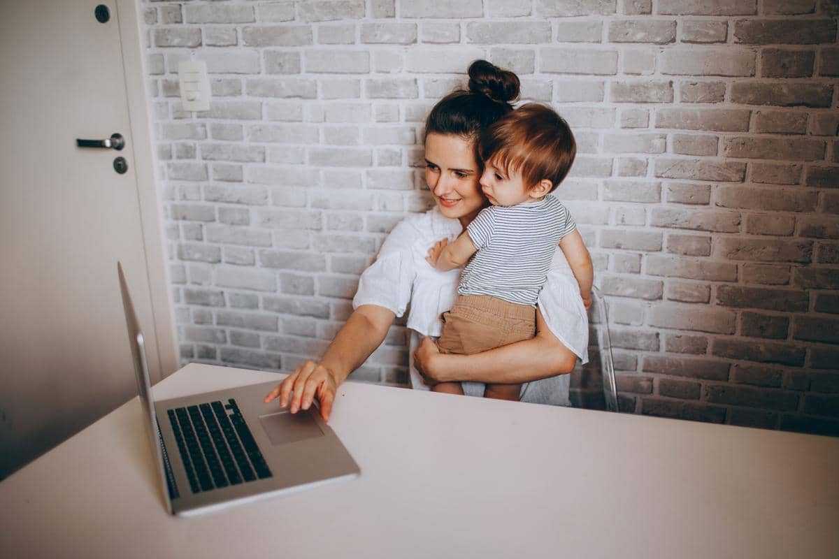 Ilustrasi didepan laptop sambil menjaga anak