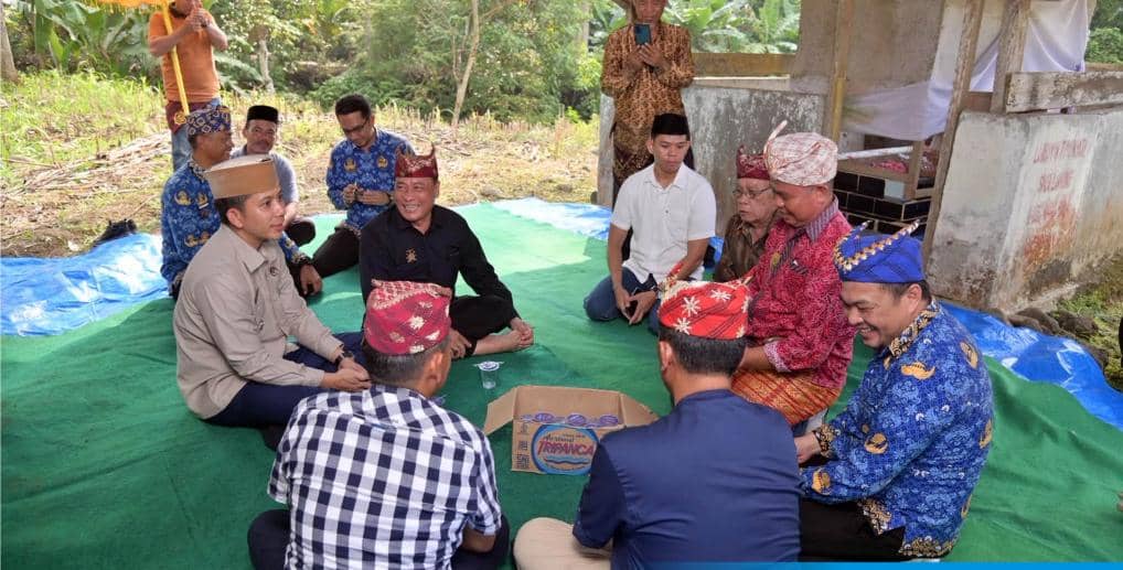 Bupati Lampung Selatan, Radityo Egi Pratama, berziarah ke Makam Keramat Leluhur Puyang Singa Langkung