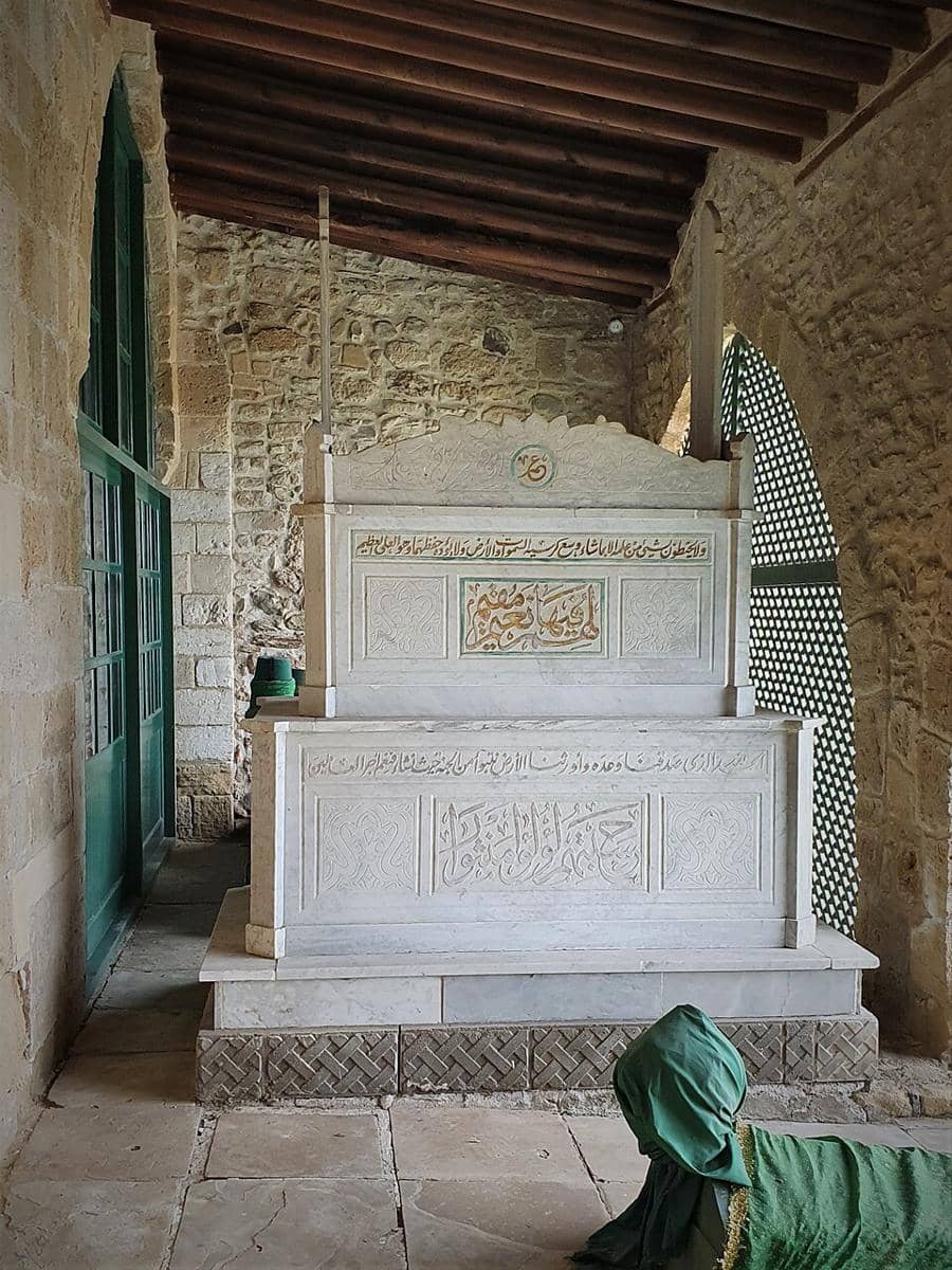 Makam yang diidentifikasi sebagai tempat peristirahatan Umm Haram di dalam Masjid Hala Sultan Tekke.