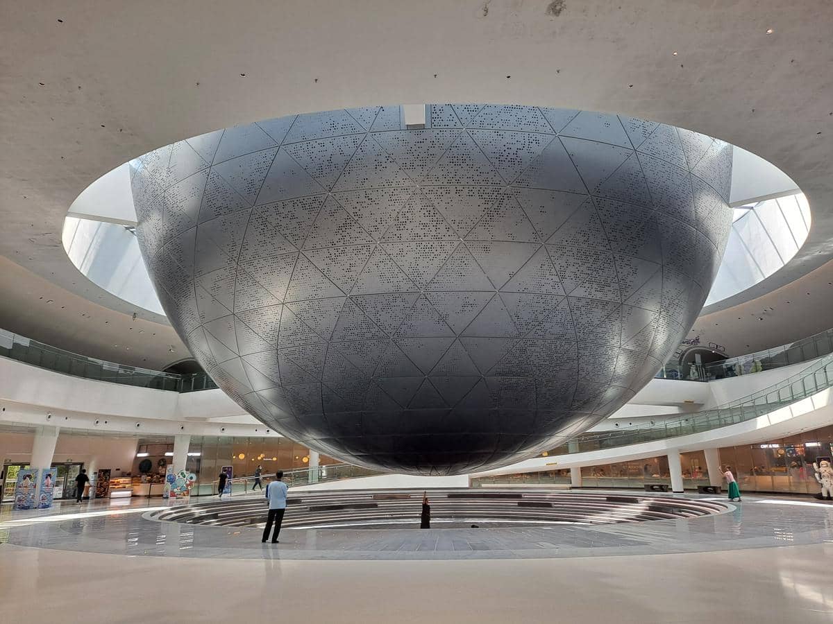 Struktur bola raksasa yang menjadi ikon Shanghai Astronomy Museum.