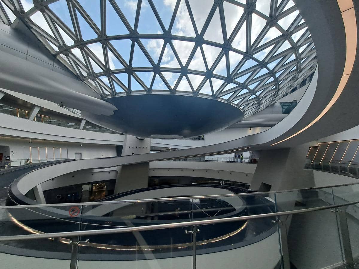 Bangunan museum didominasi kurva dan bentuk melingkar.