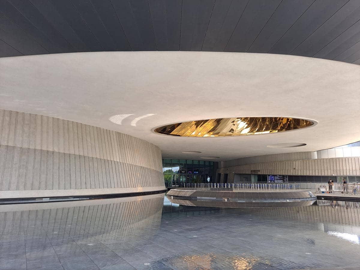 Oculus di area pintu masuk Shanghai Astronomy Museum.