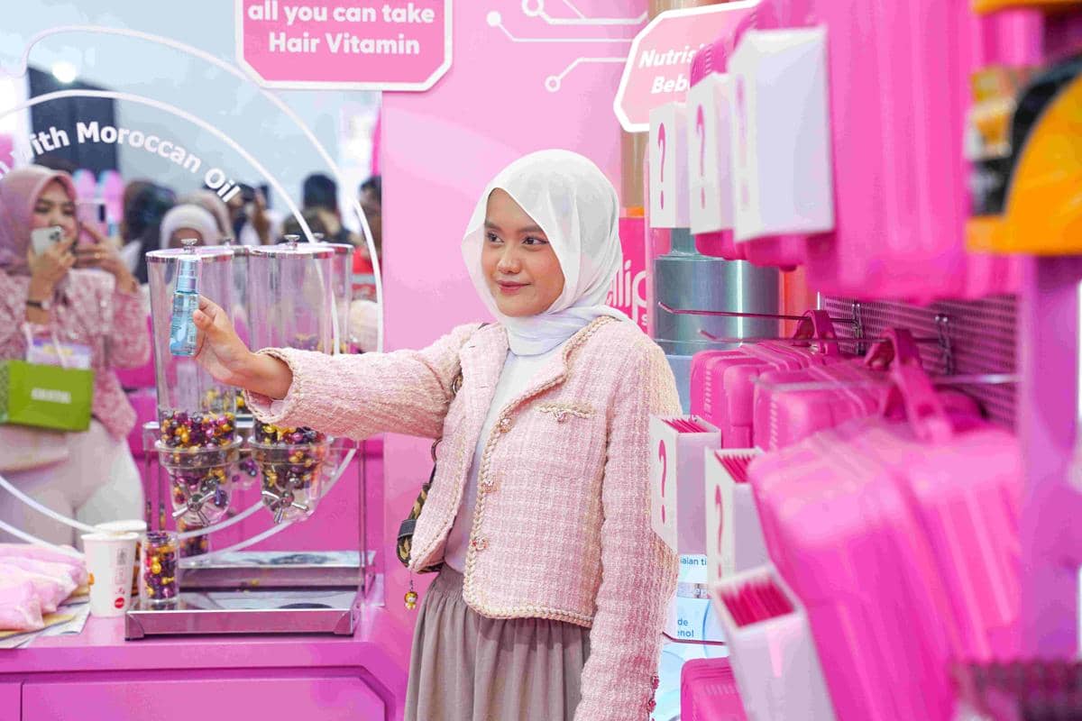 antusiasme pengunjung FYP mencoba produk Ellips Hair Vitamin Ultra Light