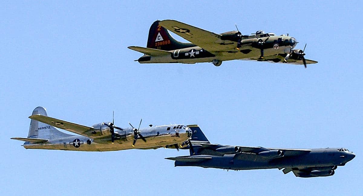 potret B-52 H yang sedang demo terbang bersama bomber ikonik dari era PD II, B-17 Flying Fortress (atas) dan B-29 Superfortress (kiri bawah) di tahun 2017 silam